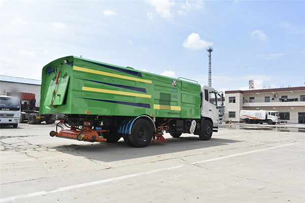 KY开元集团吸泥吸水滚扫式洗地车